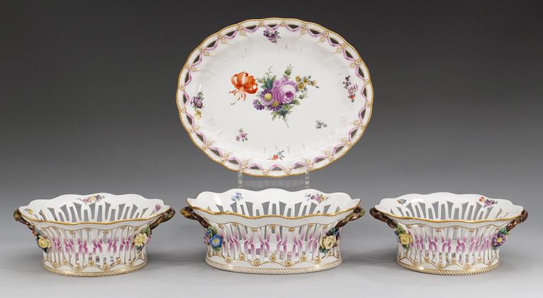 GALLERSKÅLAR, ett par samt GALLERSKÅL med FAT,  porslin. Kongl Dansk, 1900-talets början.