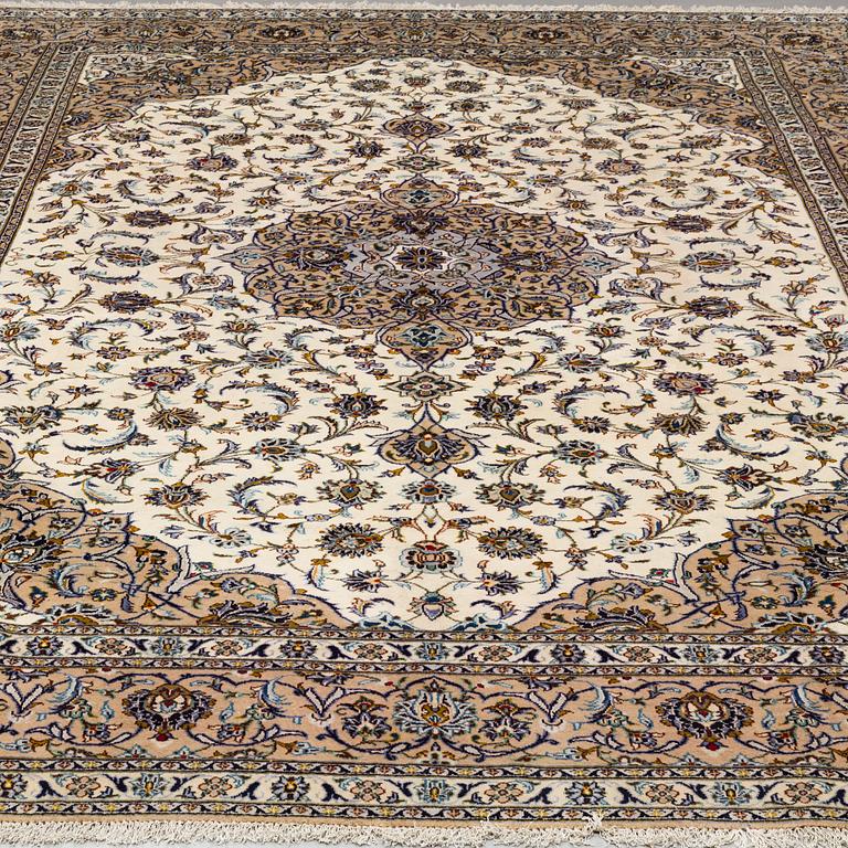 A carpet, Kashan, ca 399 x 304 cm.