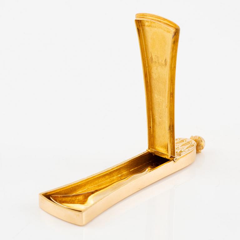 A Swedish 18K gold case, Erik Ytterbom, Stockholm 1810 and a 18K gold spatula, Gustaf Möllenborg, Stockholm 1866.