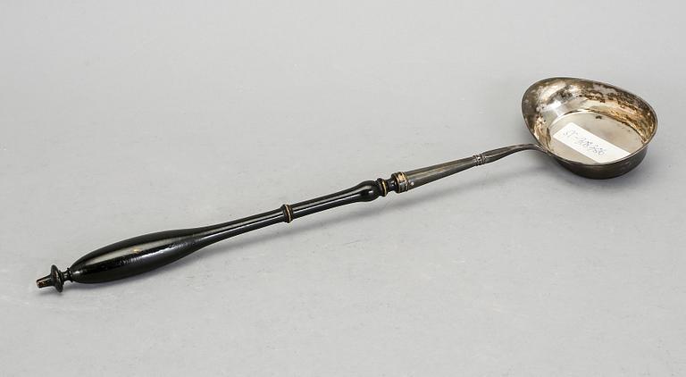 SOPPSLEV samt 5st SKEDAR, silver, bland annat Gustaf Åberg, Jönköping, 1800. Skedarnas vikt ca 274g.