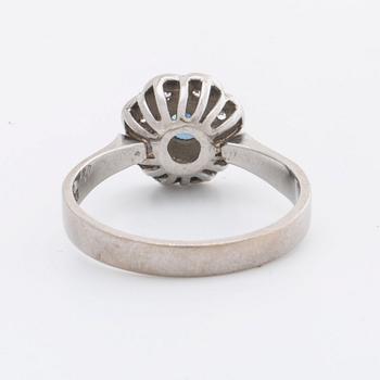 RING 18K whitegold w 1 sapphire approx 4 x 4 mm and brilliant-cut diamonds 0,24 ct engraved, Falköping 1995.