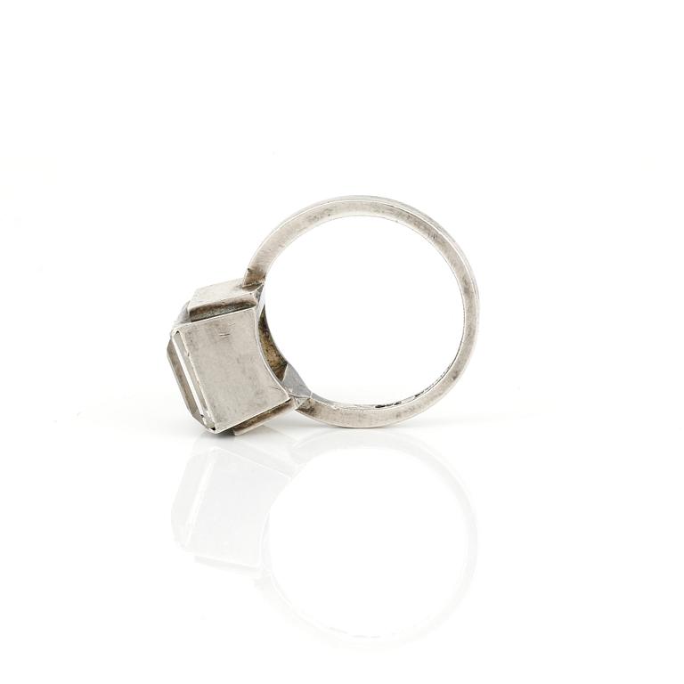 RING, sterlingsilver och bergkristall, ca 5,99 ct, Wiwen Nilsson för Anders Nilsson, Lund, 1949. Total vikt ca 6,37 g.