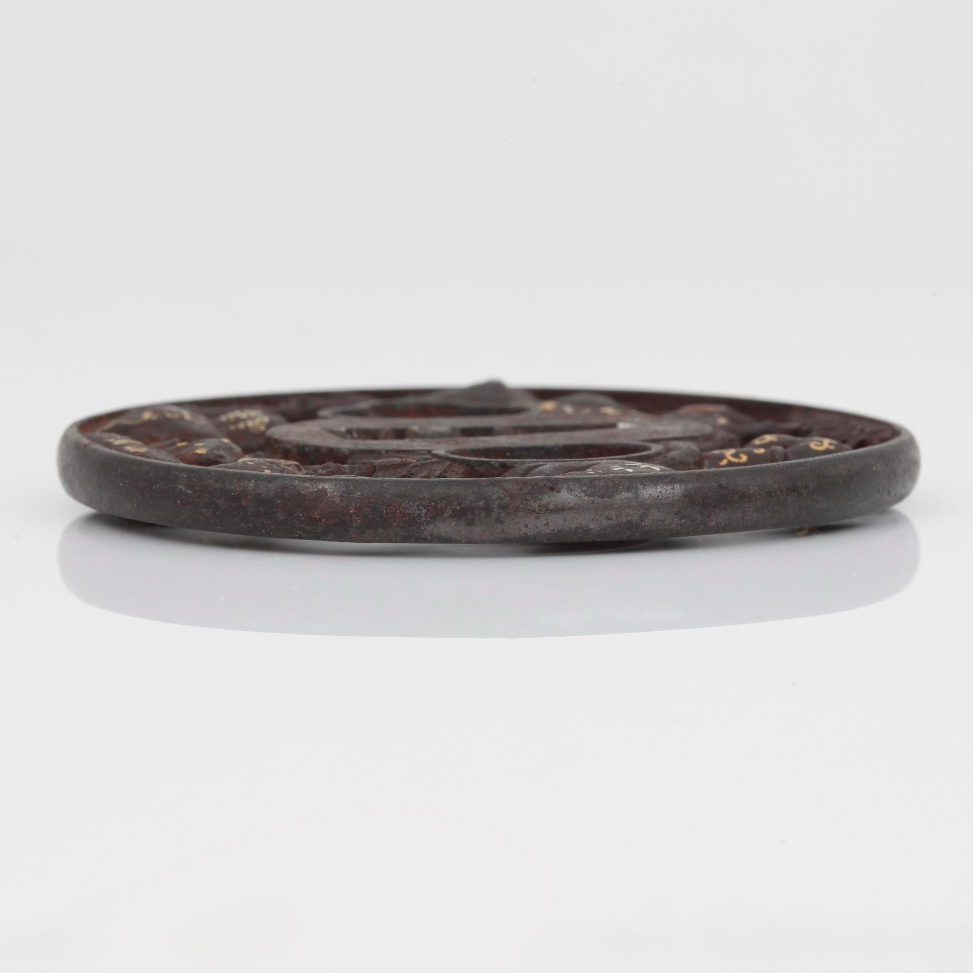 TSUBA, mässing, Japan, Meiji (1868-1912). Signerad.