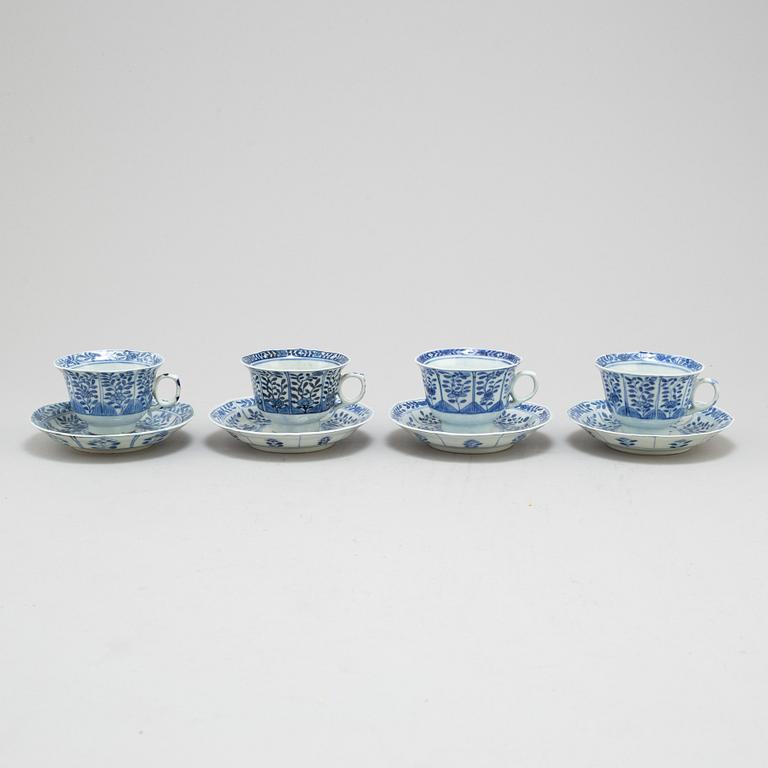 Four blue and white cups with dishes, Qing dynasty, circa 1900.