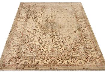 A Tabriz carpet, part silk, c. 311 x 199 cm.