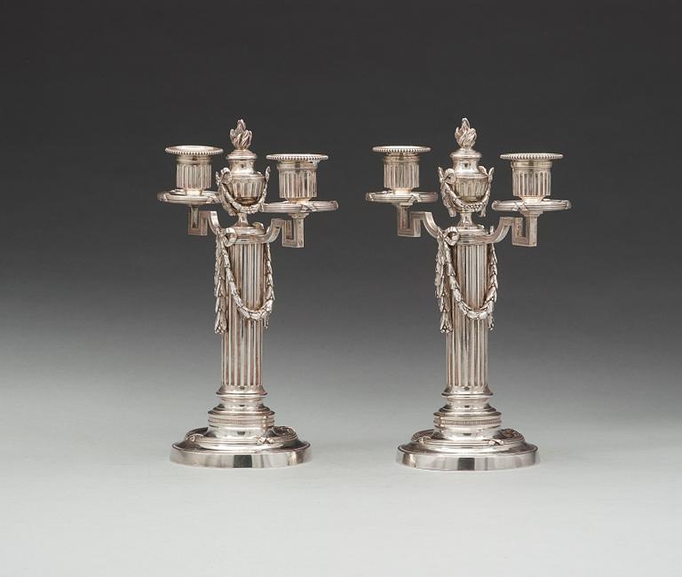 Fabergé, verkmästare JULIUS RAPPOPORT, kandelabrar, ett par, silver, S:t Petersburg före 1899.