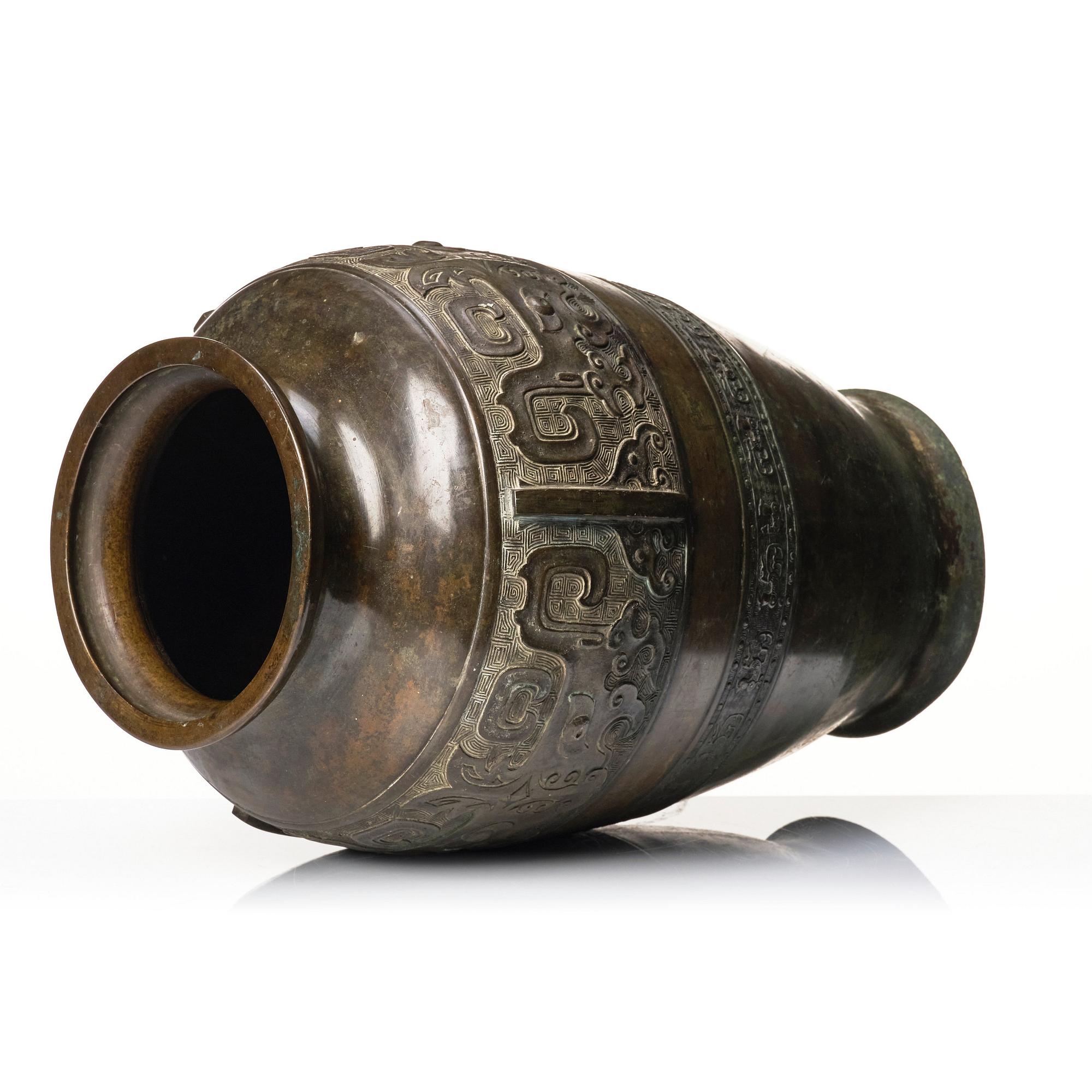 A bronze vase, Qing dynasty 18th/19th century.