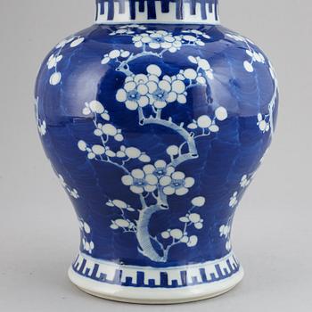 A blue and white jar cover, Qing dynasty, first half of 20th Century.