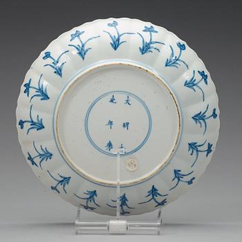 A set of five blue and white lotus shaped dishes, Qing dynasty Kangxi (1662-1723), with Chenghuas six characters mark.