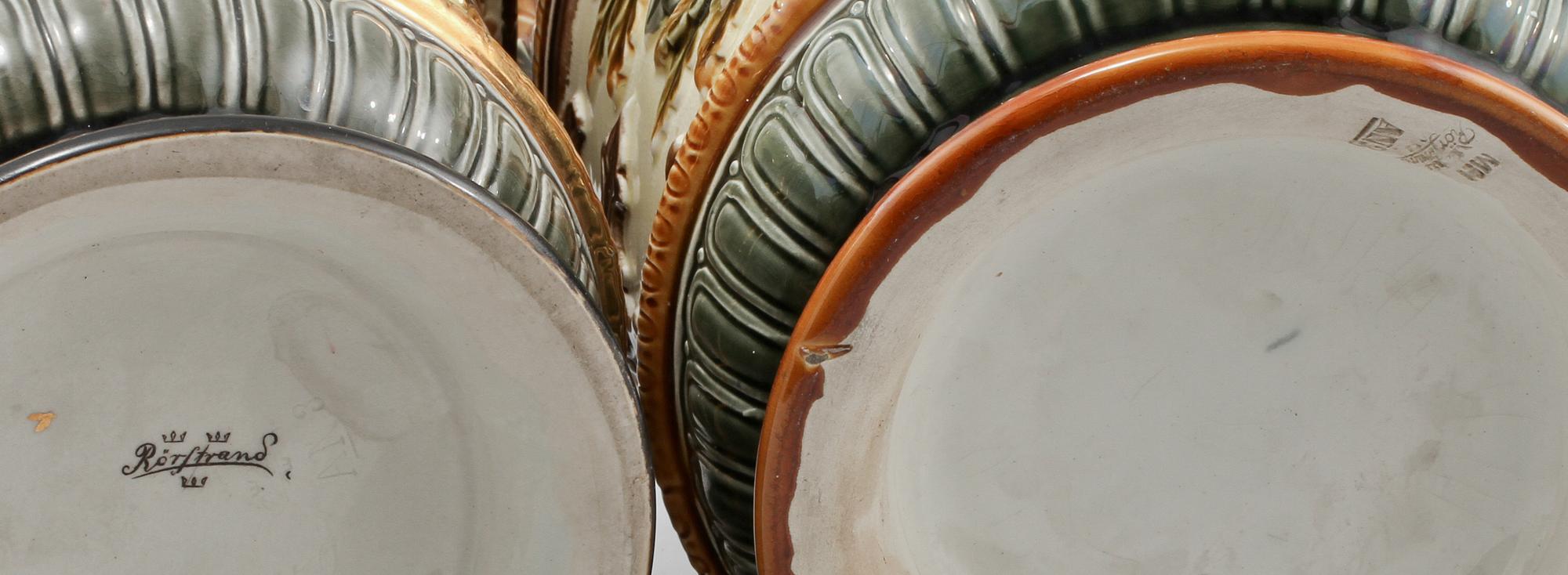 YTTERFODER, 2 st snarlika, majolika, Rörstrand, omkring 1900.