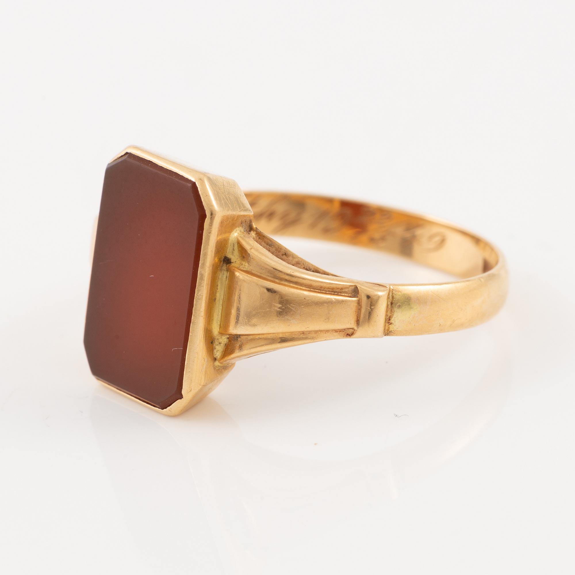 Ring 18K gold with carnelian.