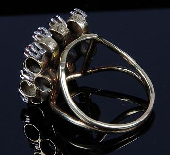 RING, 14 K guld med 12 safirer och 16 rubiner.