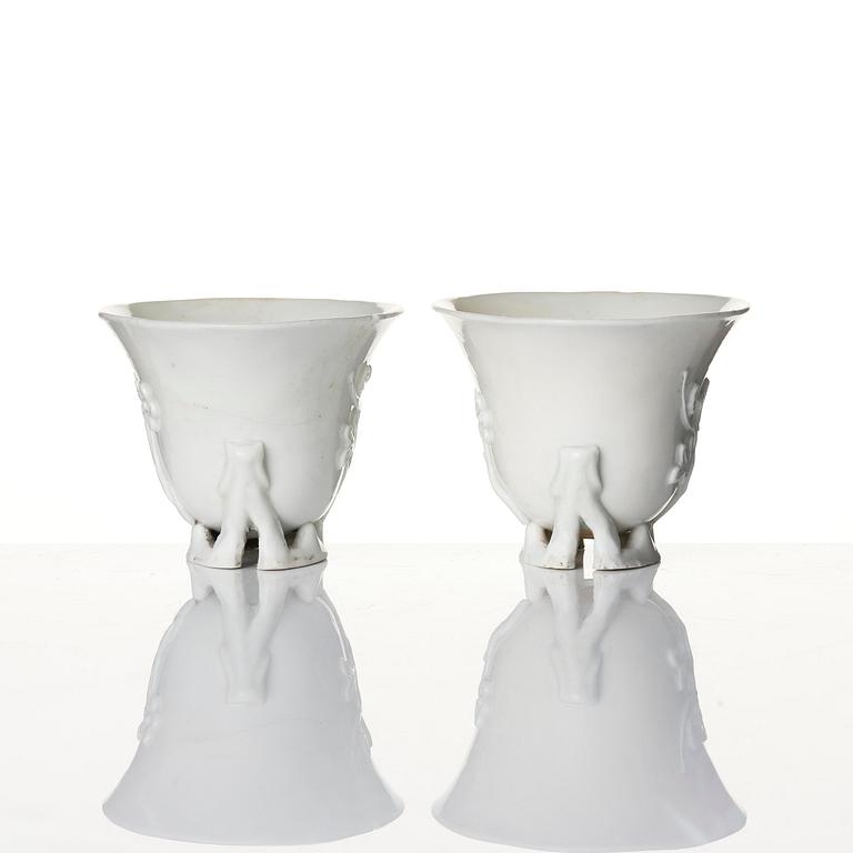 Vas, samt koppar, tre stycken, blanc de chine. Qingdynastin, 1700-tal.