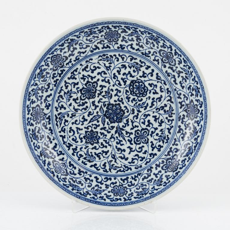 A blue and white porcelain bowl and dish, China, early 20th century.