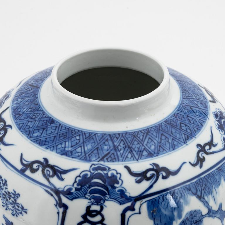 Urna, porslin, Kina, Kangxistil, 1900-tal.