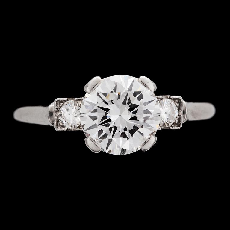 RING, briljantslipad diamant, ca 1.50 ct, med två mindre briljantslipade diamanter.
