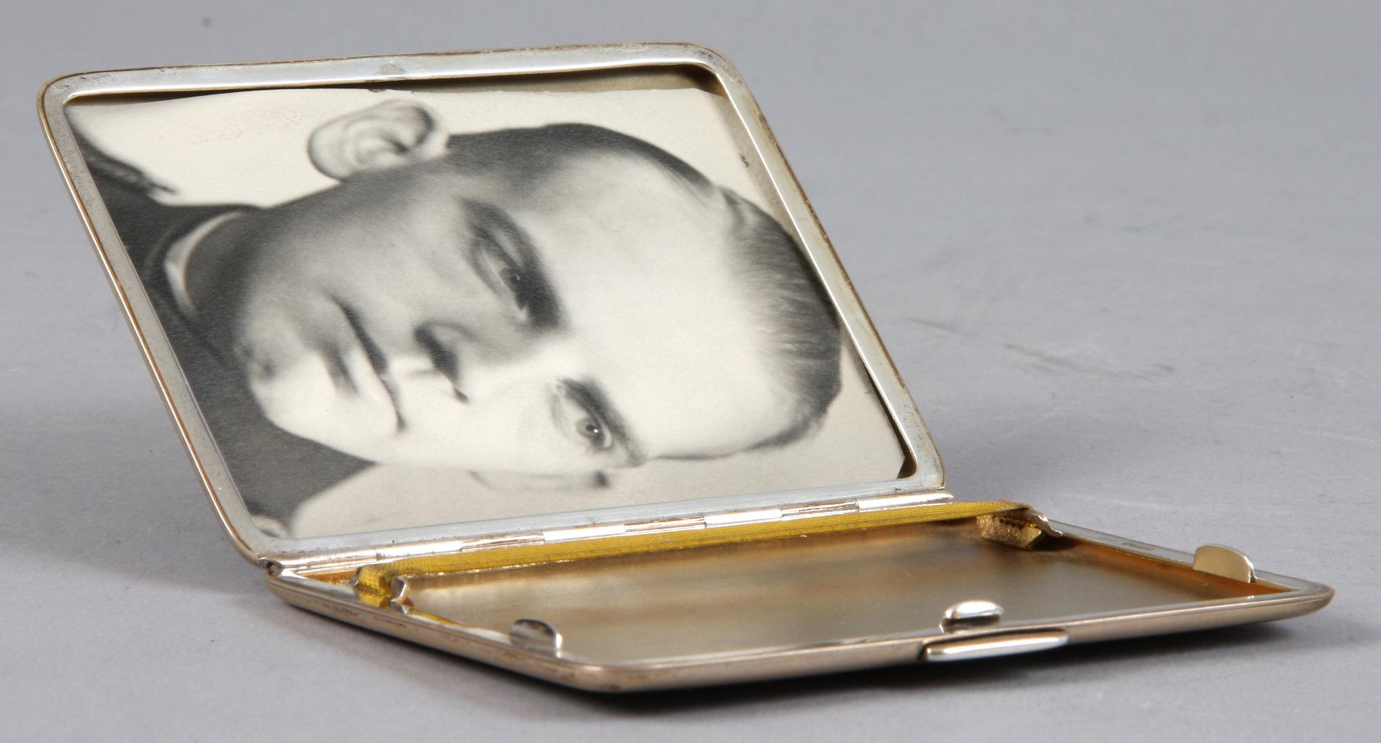 CIGARETTETUI, silver, importstämplar, 1900-talets andra hälft. Vikt 118 gram.