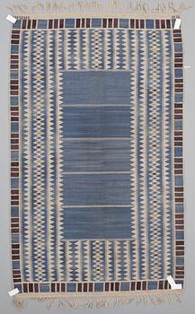 MATTA. "Salerno blå". Rölakan. 252 x 156,5 cm. Signerad AB MMF BN (AB Märta Måås-Fjetterström, Barbro Nilsson).
