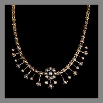 A NECKLACE, 14K gold, pearls. Early 20th century. Weight c. 19.3 g.