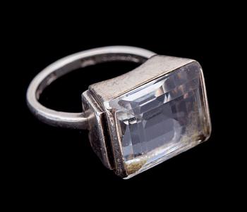 RING, sterlingsilver med bergkristall. Wiwen Nilsson, Lund. Vikt ca 8 g.