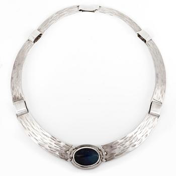 COLLIER, med cabochonslipad spektrolit, Stockholm, Sverige, 1900-talets andra hälft.