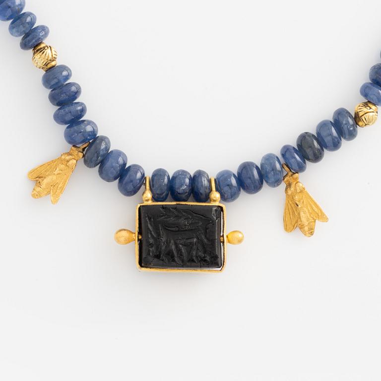 Collier med safirer och en svart sten, detaljer 18K guld.