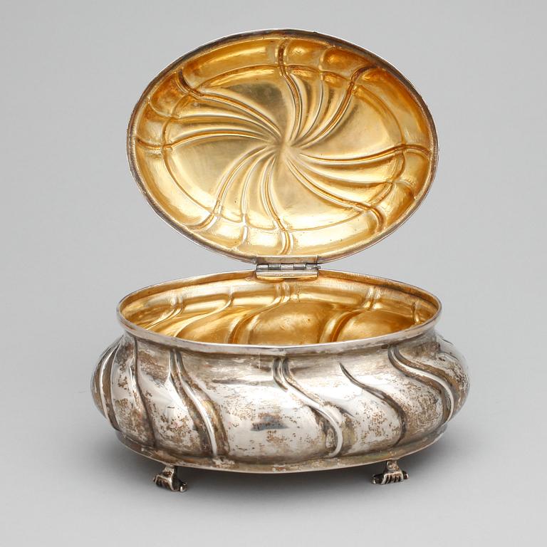 SOCKERSKRIN, silver, rokokostil, med svenska importstämplar, 1900-talets första hälft. Vikt ca 348 gram.