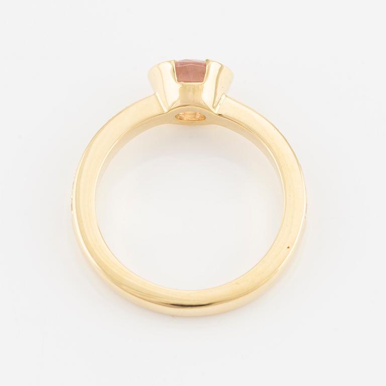 Ring in 18K gold with a faceted morganite and round brilliant-cut diamonds.