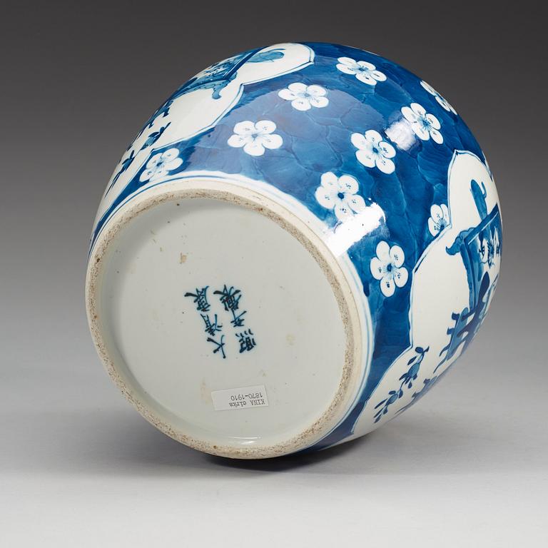 BOJAN, porslin. Qing dynastin, 1800-tal med Kangxis sex karaktärers märke.