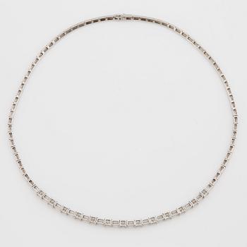 COLLIER med prinsess- och baguetteslipade diamanter.