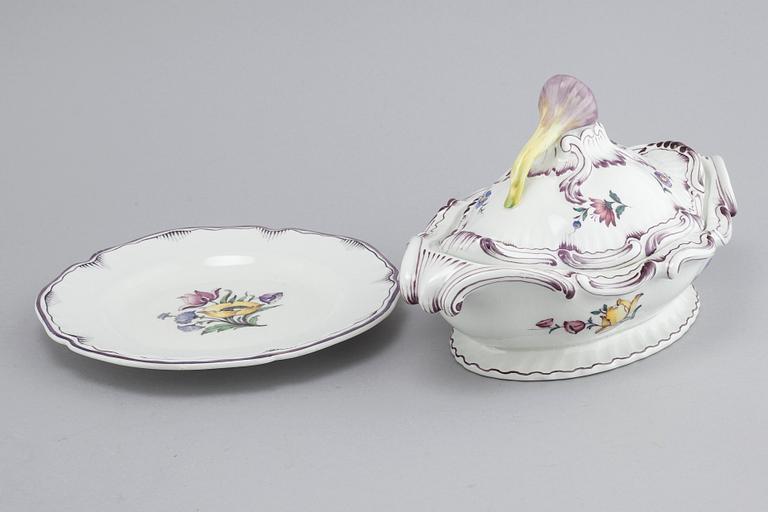 90 pieces of earthenware tableware from Rörstrand, model "Rörstrandia", 1930-56.