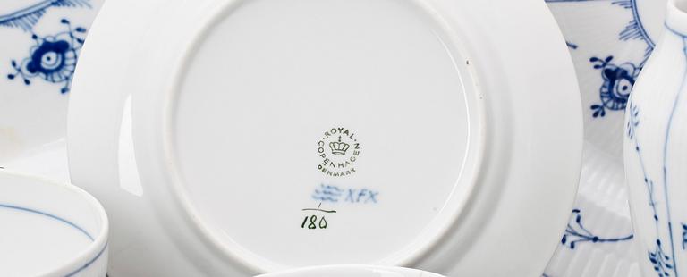 MAT- KAFFE- SAMT TESERVIS, 95 delar, porslin. "Musselmalet", Kunglig Dansk, 1900-tal.