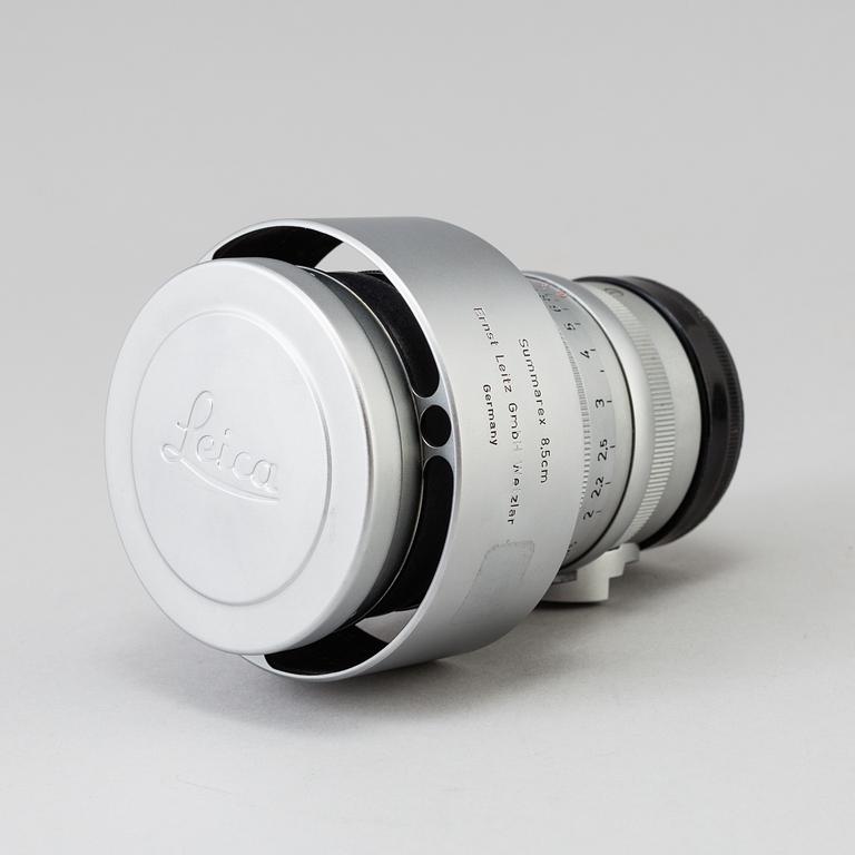 A chrome Leica Summarex f=8,5 cm 1:1,5 lens no 1008834 designed by av Max Berek, Ernst Leitz, Wetzlar . 1943-1960.
