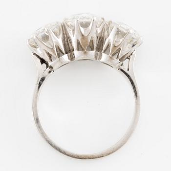 Ring 18K vitguld med vita stenar.