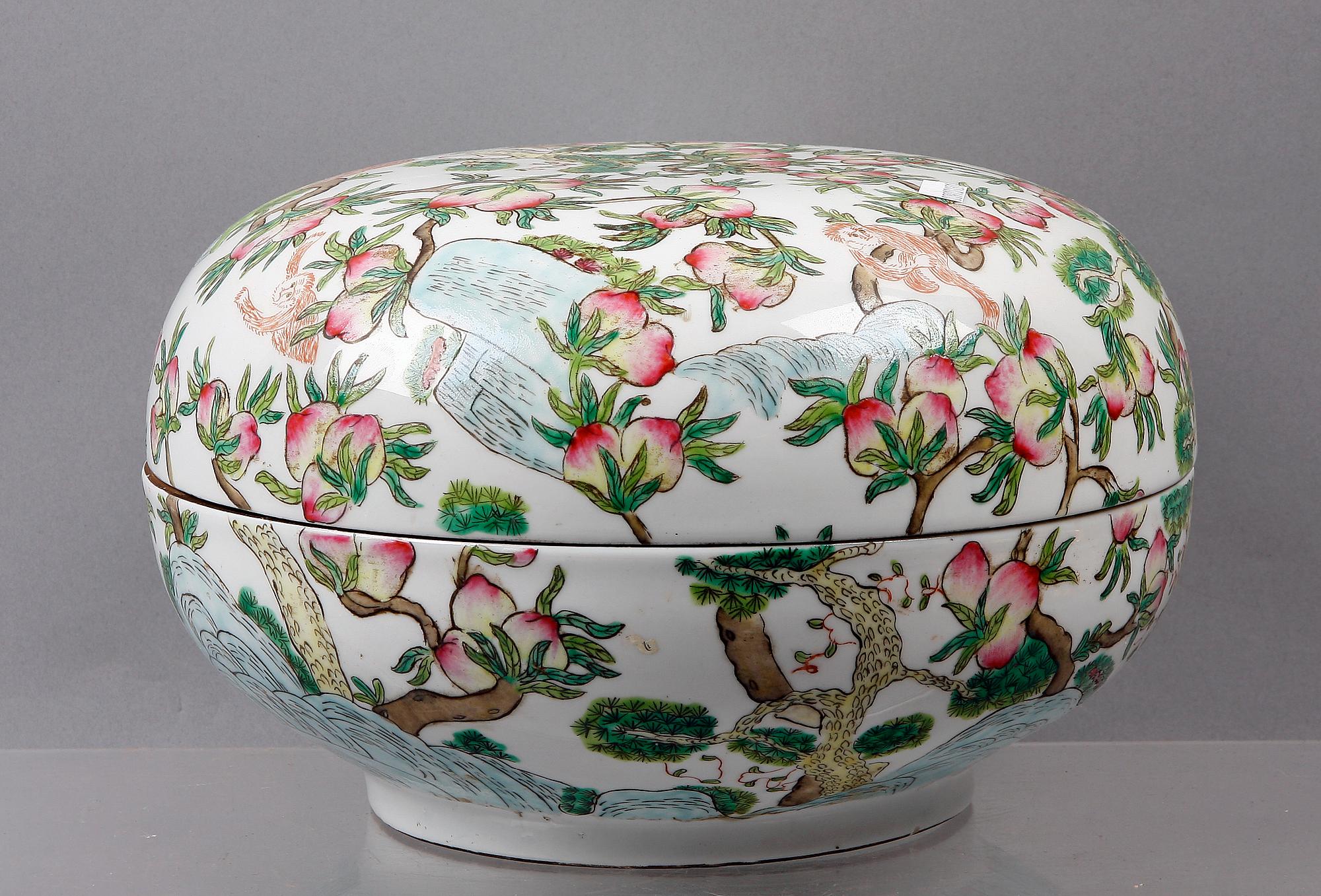 SKÅL med LOCK, porslin, Kina. 1900-tal.