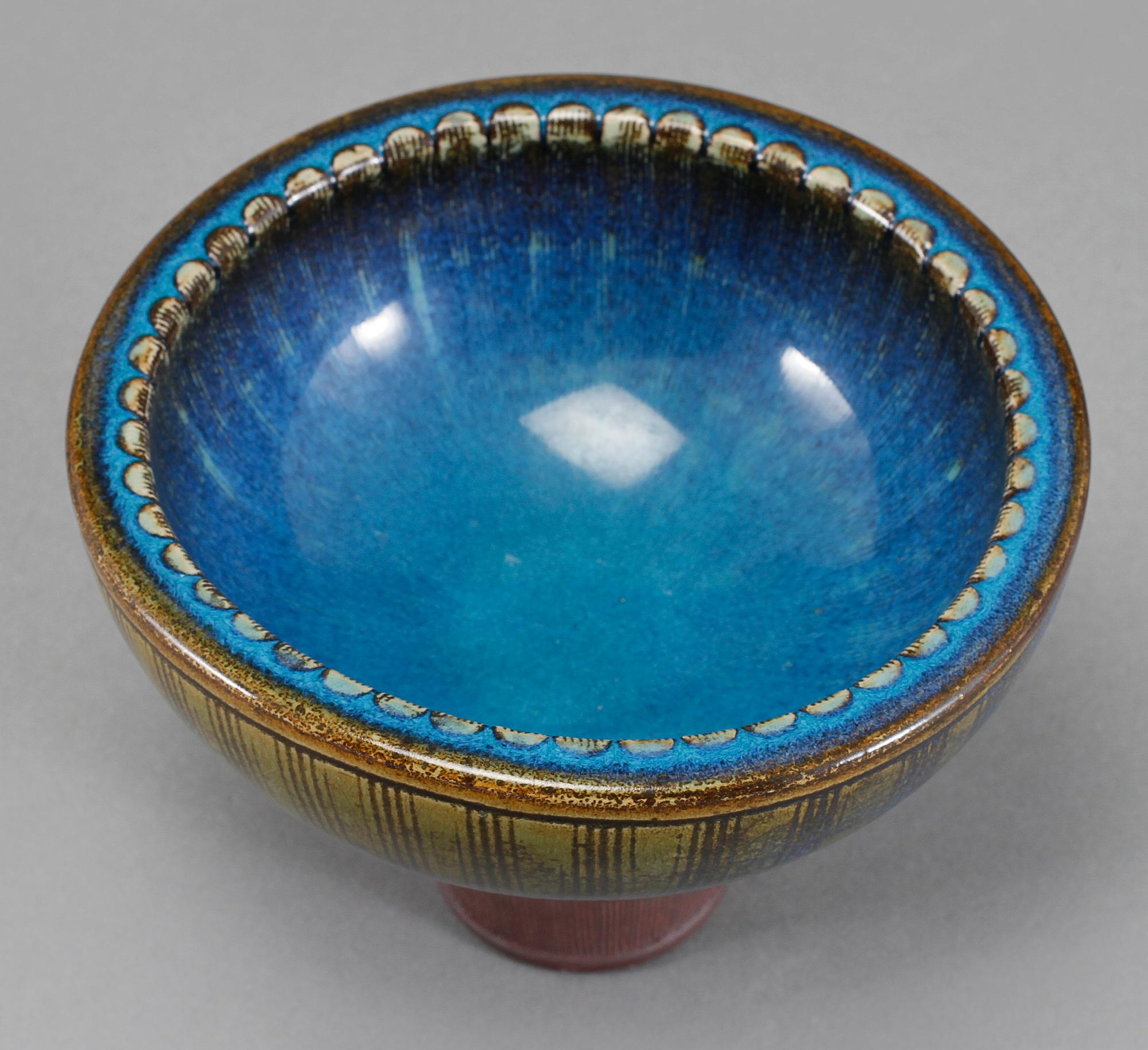 SKÅL PÅ FOT, stengods, Wilhelm Kåge, Farstagods, Gustavsbergs Studio, omkring 1900-talets mitt.