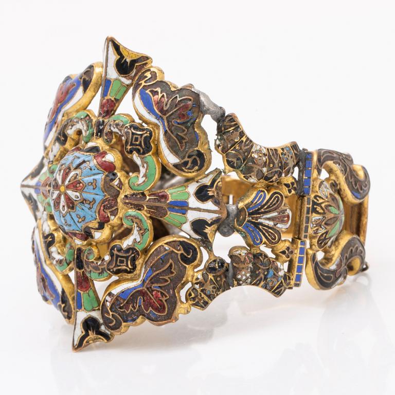 Armband, metall och emalj, ca 16-17 cm i omkrets, bredaste del ca 6 cm.