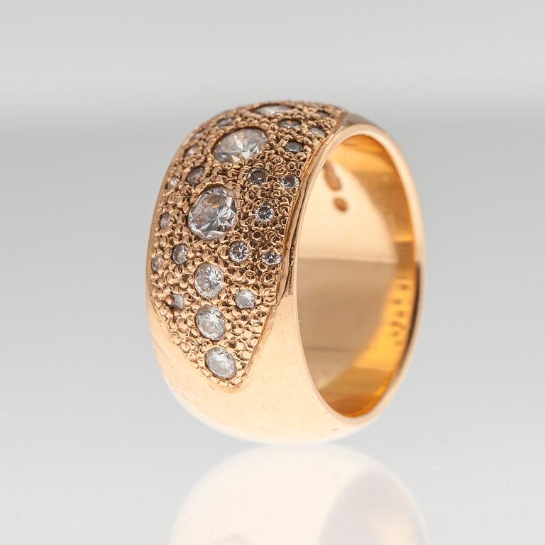 RING, 18K guld. Briljantslipade diamanter ca 1,07 ct. P. Aittala Jyväskylä 2002. Vikt 17 g.