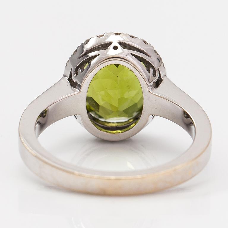 Max Prus, sormus, 18K valkokultaa, timantteja n. 0.48 ct yht ja peridootti.