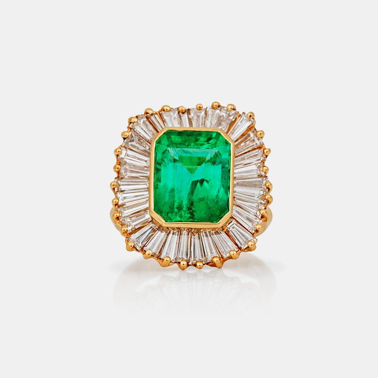 RING med trappslipad smaragd ca 6.00 ct samt baguetteslipade diamanter, totalt ca 3.00 ct.