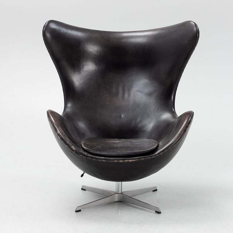 A leather upholsterd 'Egg chair' by Arne Jacobsen.