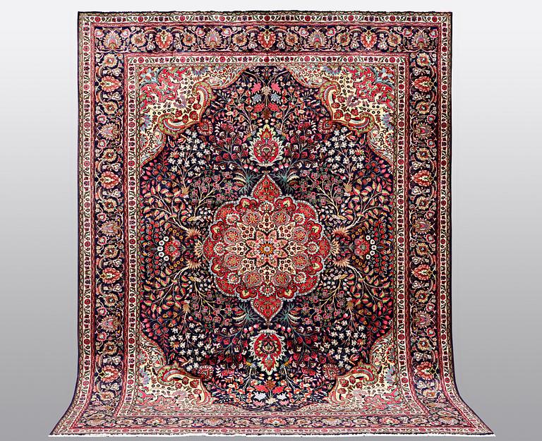 A carpet, Tabriz, ca 400 x 306 cm.