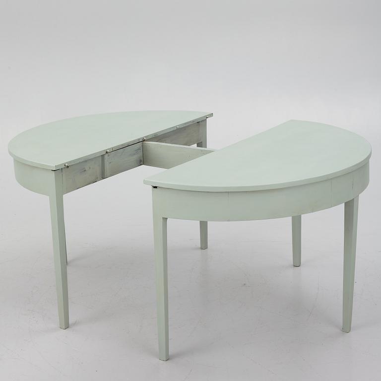 A dining table, second half of the 19th century.