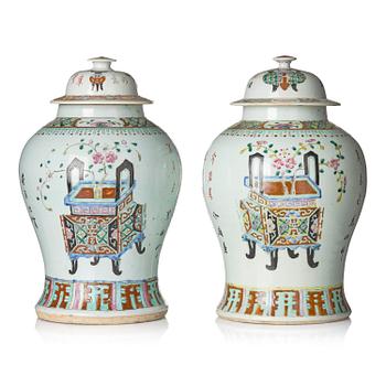 1065. A pair of 'antiques' vases with covers, China, 20th century.