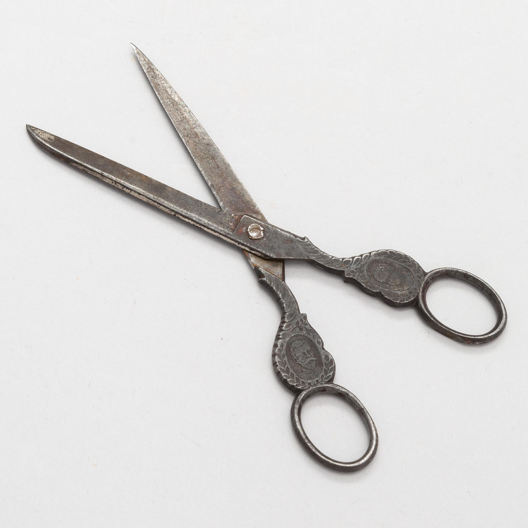 Steel scissors with the portraits of Nicholas II and Alexandra Feodorovna. Manufacturer D. Peres Solingen, Germany.
