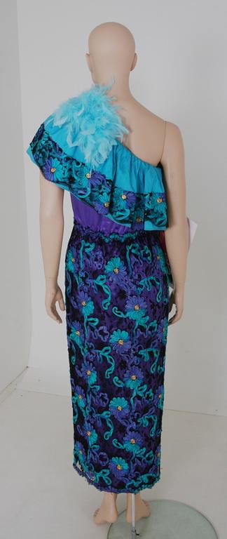 KLÄNNING, buren av Eva Rydberg i "Funny Girl". Säljes till förmån för Röda Korset.