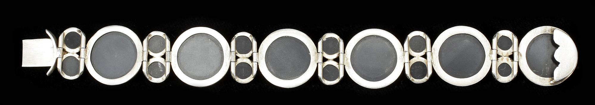 ARMBAND, silver och onyx, 1800-talets första hälft. .