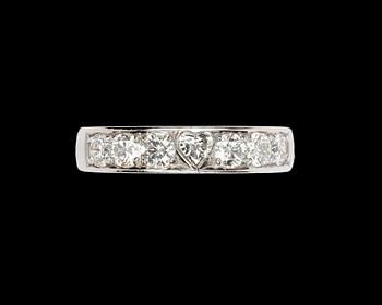 669. RING, seven brilliant- and heart cut diamonds, tot. 1.12 cts.