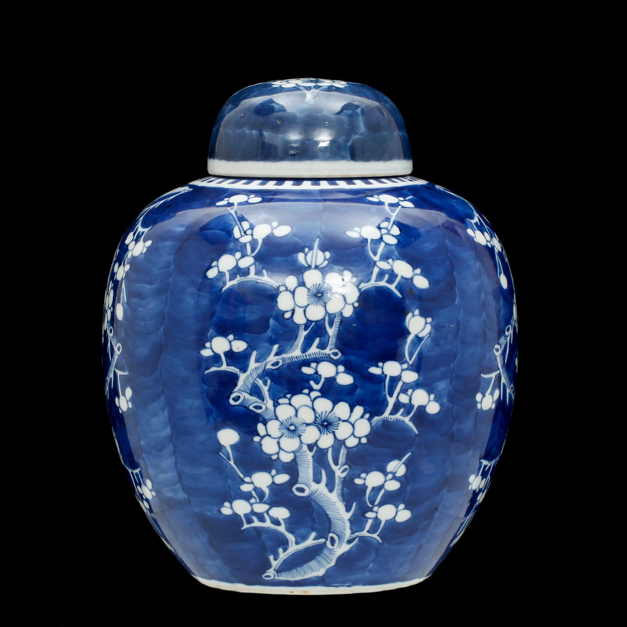 BOJAN MED LOCK, porslin, Kina, Kangxi-stil, 1900-talets början.