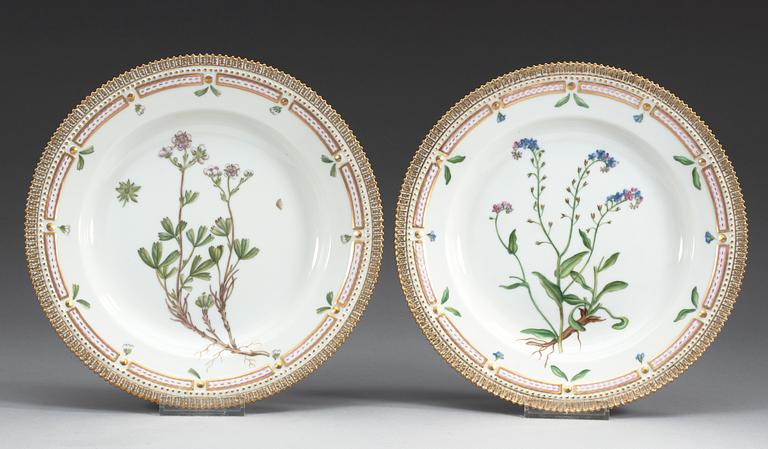 A set of six Royal Copenhagen 'Flora Danica' dinner plates, 20th Century.